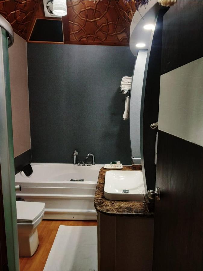 The Mughal Sheraton Houseboat Hotel Durgjan Ngoại thất bức ảnh